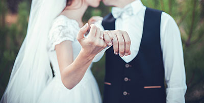 結婚するカップル