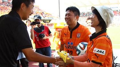 エスパルス大榎監督も2人を祝福