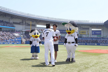 無事にストライクをとり鈴木選手と握手