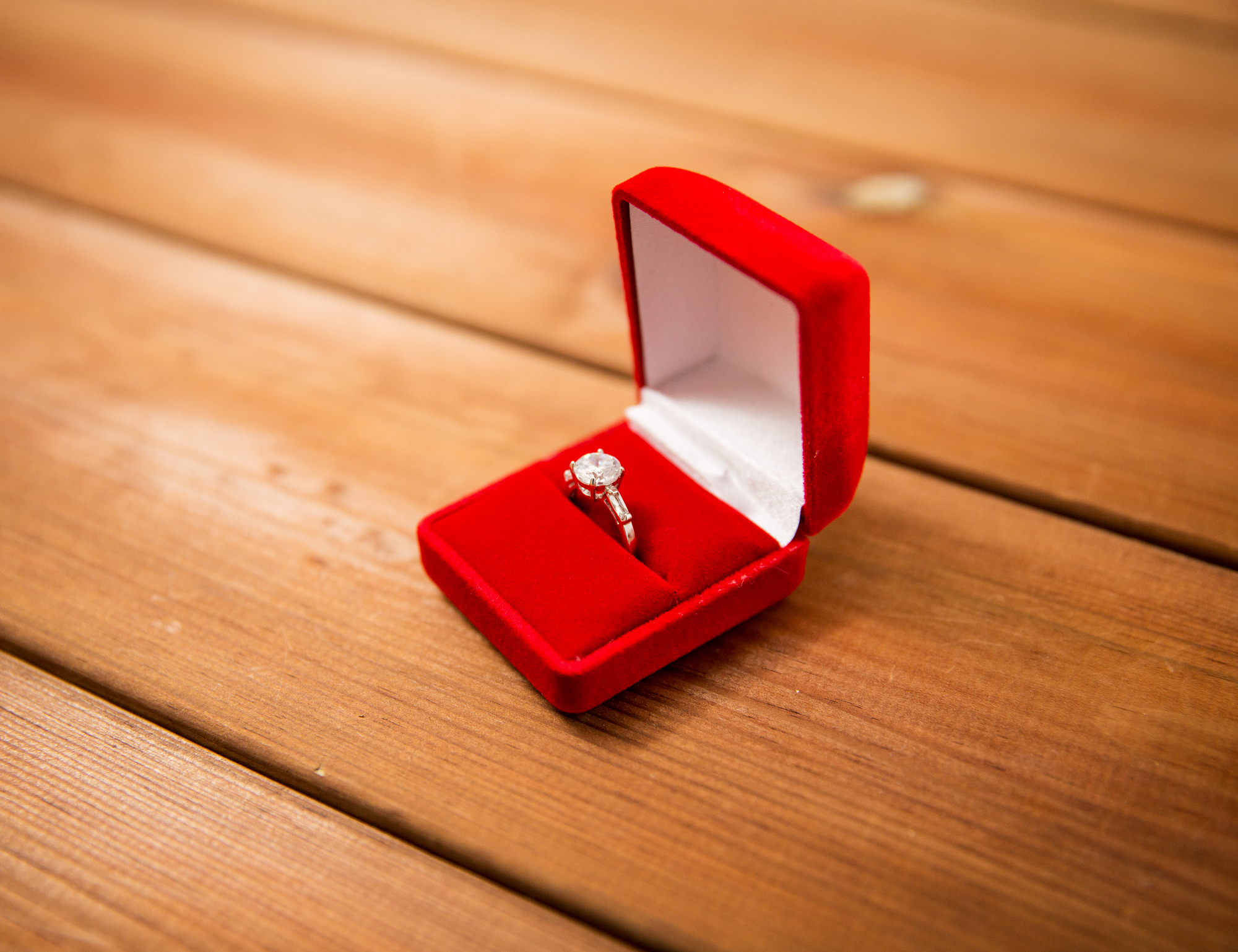 プロポーズと共に贈る婚約指輪、どんな宝石が人気？
