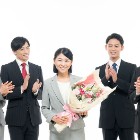結婚で退職する際の流れをご紹介！寿退社のメリット・デメリットも解説