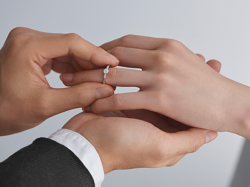 プロポーズの指輪はどう選ぶ？「婚約指輪」と「結婚指輪」のこと